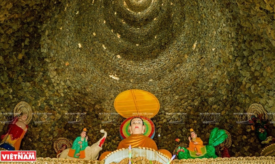 宝迹塔里的空间分为两层：第一层是僧尼佛子上香拜佛的地方。图为宝迹塔里的佛像。图自越南画报