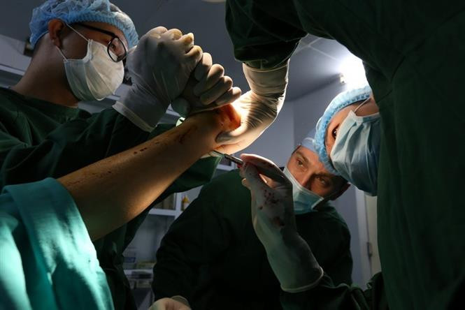  河内市骨科康复医院同MOI及美国骨科足踝学会（AOFAS）配合为运动系统的先天畸形和残疾人提供免费检查和手术。图自越通社