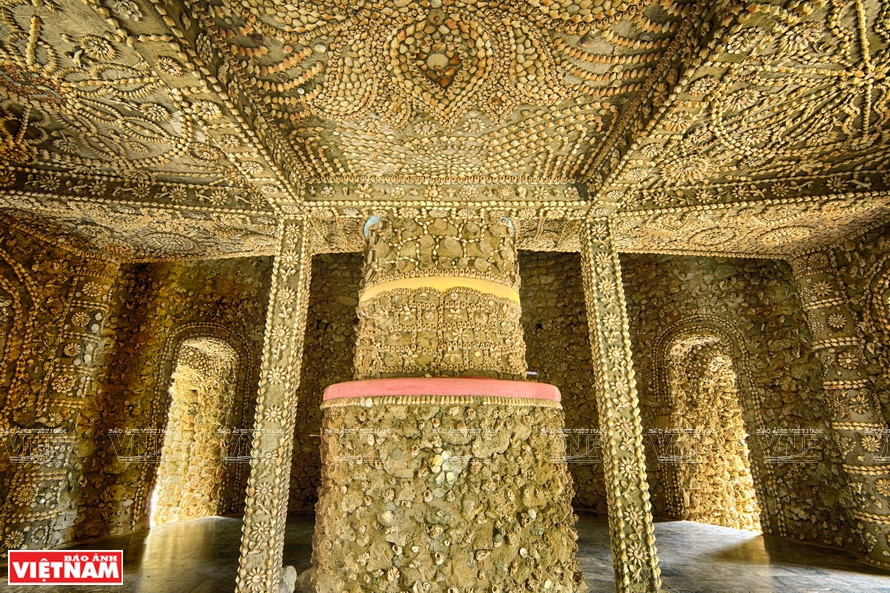 1995年，当地僧众开始使用金兰海滩上的贝壳和珊瑚来修建该塔。他们采用手工镶嵌，花了5年时间才完成此独一无二的作品。图自越南画报