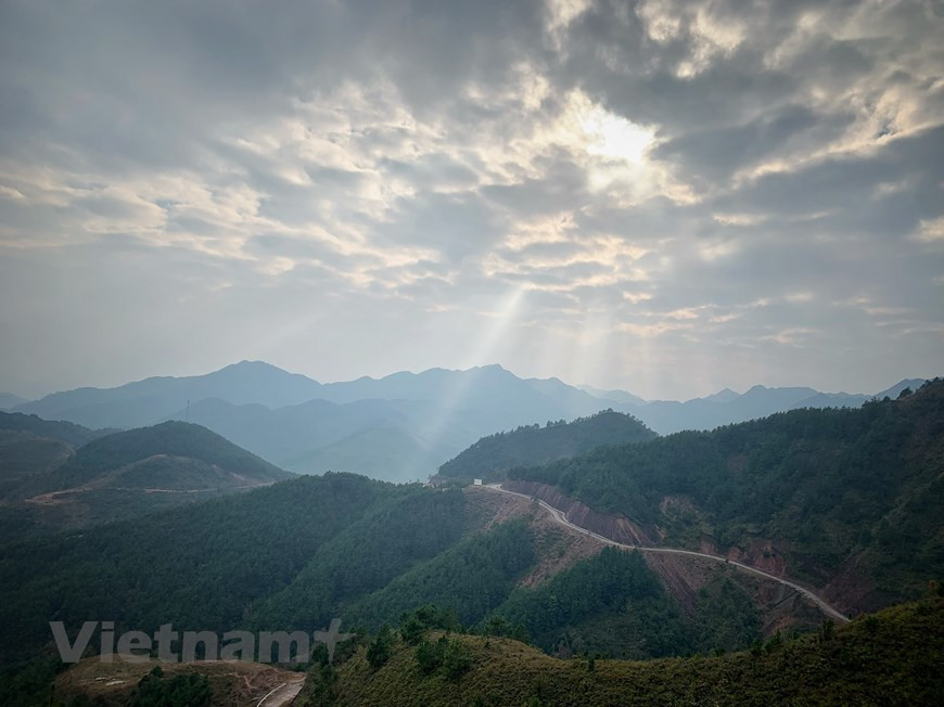 这里荒野之美和迷人山地景观造就了雄伟壮观的山地美景。站在“恐龙脊柱”时，游客可以观赏平辽全景以及浪漫而温柔的风景。图自 Vietnam+