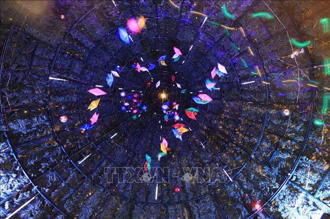 河内总教区正座教堂挂满彩灯的圣诞树。图自越通社