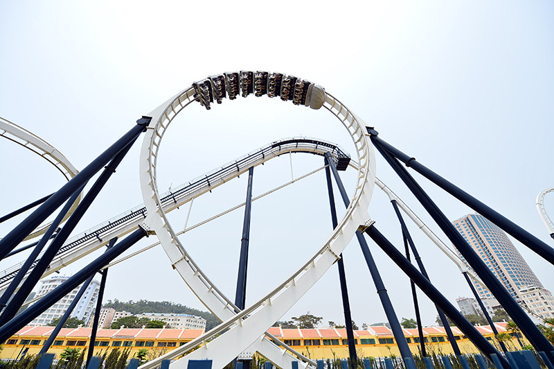 飞龙公园的亮点是亚洲最长的过山车， 轨道长度达1.1公里以及世界领先的各项游戏。（图片来源：《人民报网》）