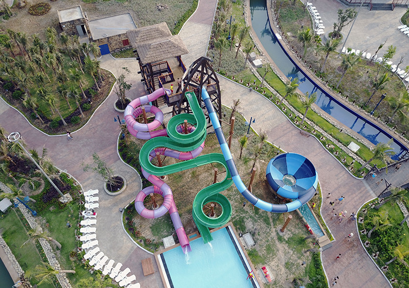 台风水上乐园游戏分为家庭游戏区、儿童游戏区和惊险游戏区等3个地区。（图片来源：《人民报网》）