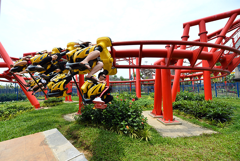 游客体验各项新颖且具有吸引力的游戏。（图片来源：《人民报网》）