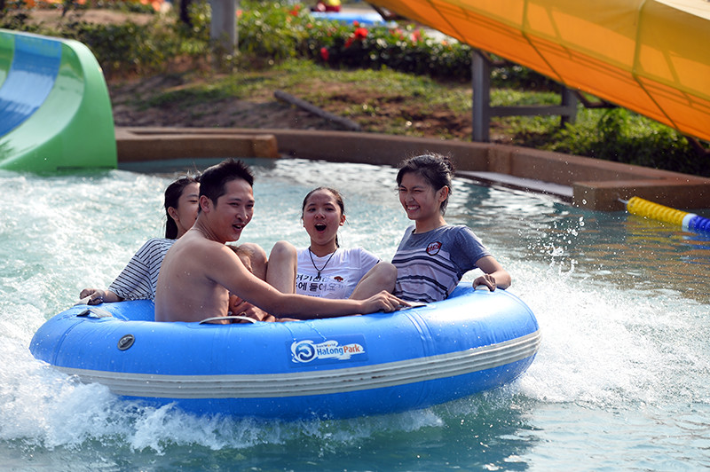 水上各项游戏颇受青年游客的喜爱。（图片来源：《人民报网》）