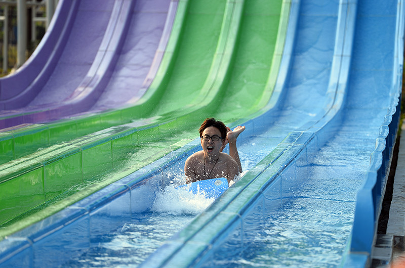 全部台风水上乐园的游戏设备都从欧洲进口并经过欧洲专家的检验和监管。（图片来源：《人民报网》）