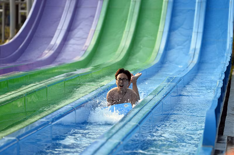 全部台风水上乐园的游戏设备都从欧洲进口并经过欧洲专家的检验和监管。（图片来源：《人民报网》）