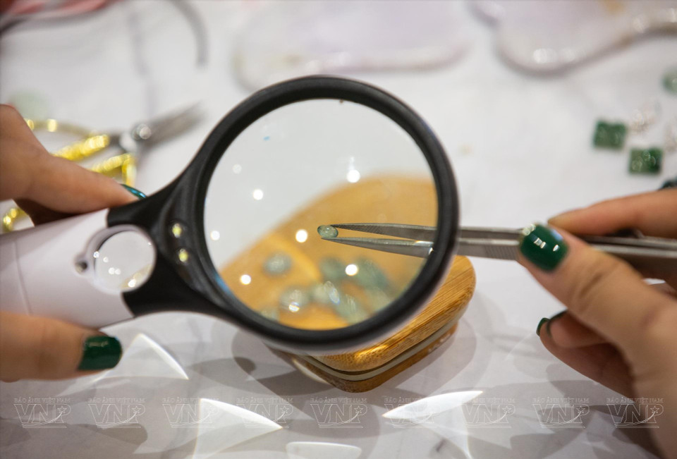 为了确保玉石的质量，红庄必须使用专业工具对玉石进行仔细检查。图自 《越南画报》