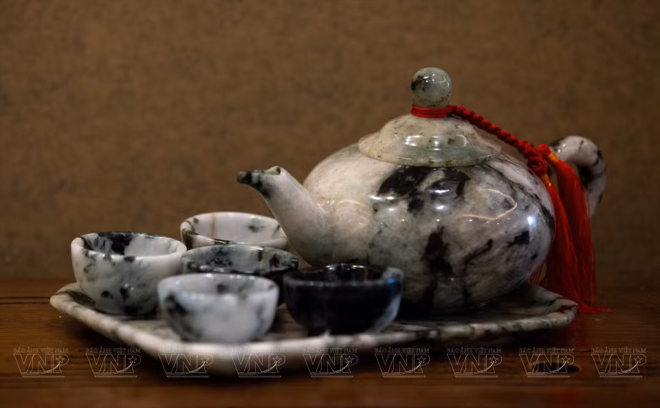 题为‘五蕴皆空’玉石集锦包括 1 个茶壶和 5 个茶杯。图自 《越南画报》