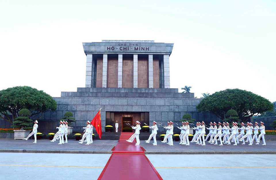 值此9·2国庆节之际，8月31日上午，升旗仪式在历史性的巴亭广场隆重举行。78年前胡志明主席在此地宣读《独立宣言》，宣告越南民主共和国，即现在的越南社会主义共和国诞生，为越南开辟了独立自由的新纪元。 图自 越通社