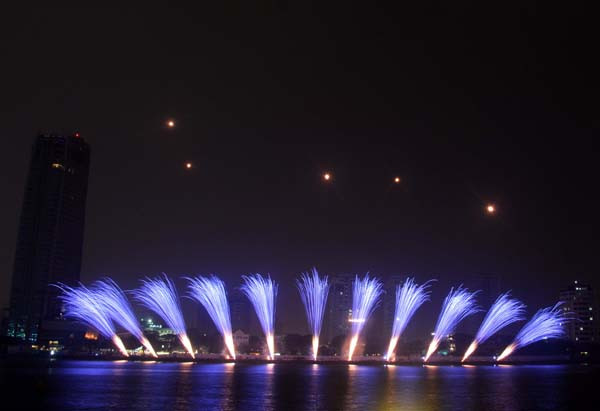 与中国队浪漫的表演节目对立，英国队的表演节目是摇滚、古典和流行音乐的完美结合。（图片来源：《人民报网》）