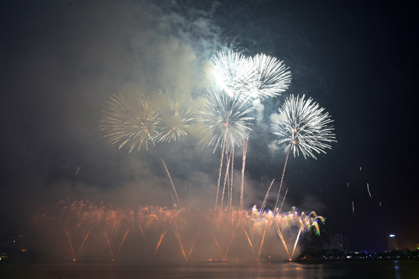 中国队烟花表演节目以《泰坦尼克号》电影中的浪漫爱情故事为主题，分成5章，每一章使用电影中的一首歌曲，共发放2000枚烟花。（图片来源：《人民报网》）