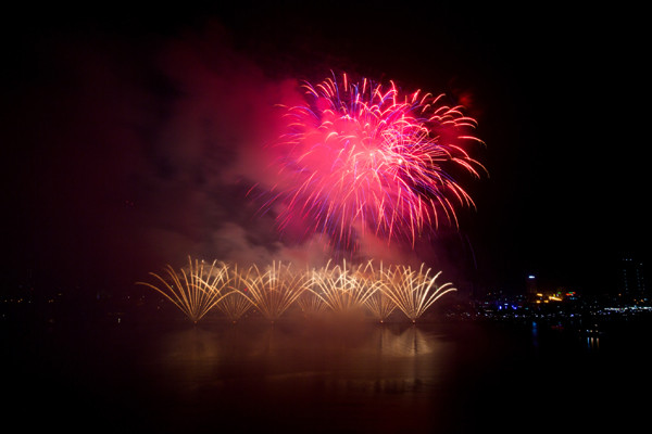 中国队烟花表演节目以《泰坦尼克号》电影中的浪漫爱情故事为主题，分成5章，每一章使用电影中的一首歌曲，共发放2000枚烟花。（图片来源：《人民报网》）