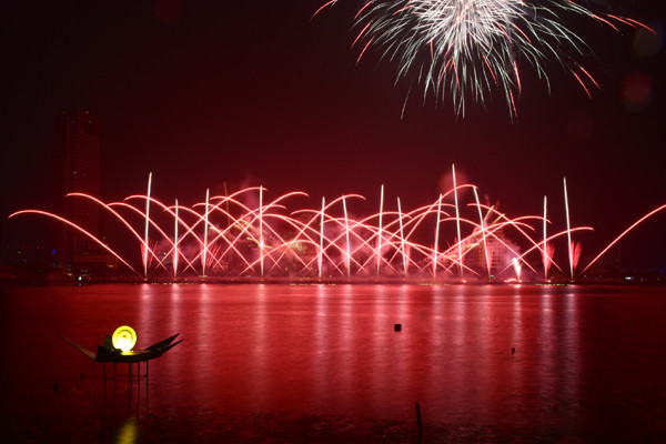 中国队烟花表演节目以《泰坦尼克号》电影中的浪漫爱情故事为主题，分成5章，每一章使用电影中的一首歌曲，共发放2000枚烟花。（图片来源：《人民报网》）