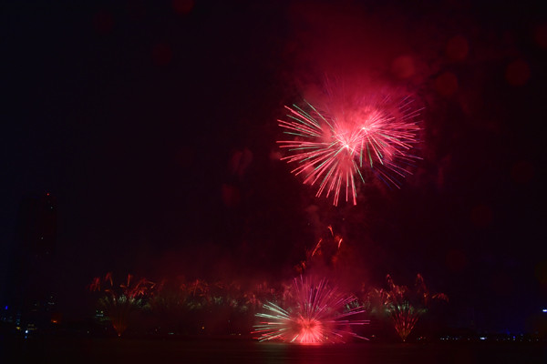 中国队烟花表演节目以《泰坦尼克号》电影中的浪漫爱情故事为主题，分成5章，每一章使用电影中的一首歌曲，共发放2000枚烟花。（图片来源：《人民报网》）