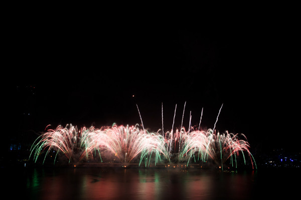 中国队烟花表演节目以《泰坦尼克号》电影中的浪漫爱情故事为主题，分成5章，每一章使用电影中的一首歌曲，共发放2000枚烟花。（图片来源：《人民报网》）