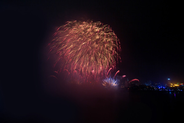 与中国队浪漫的表演节目对立，英国队的表演节目是摇滚、古典和流行音乐的完美结合。（图片来源：《人民报网》）