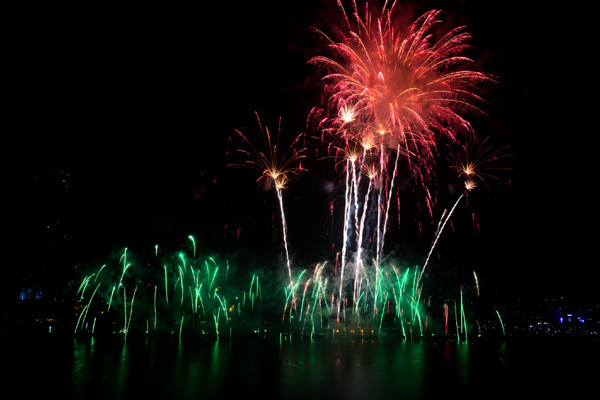 中国队烟花表演节目以《泰坦尼克号》电影中的浪漫爱情故事为主题，分成5章，每一章使用电影中的一首歌曲，共发放2000枚烟花。（图片来源：《人民报网》）