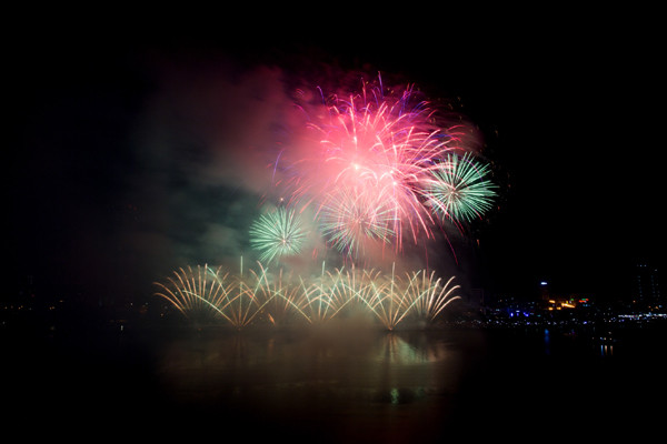 中国队烟花表演节目以《泰坦尼克号》电影中的浪漫爱情故事为主题，分成5章，每一章使用电影中的一首歌曲，共发放2000枚烟花。（图片来源：《人民报网》）