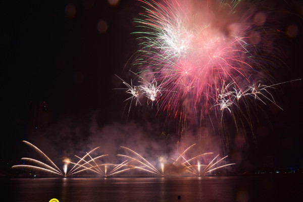 中国队烟花表演节目以《泰坦尼克号》电影中的浪漫爱情故事为主题，分成5章，每一章使用电影中的一首歌曲，共发放2000枚烟花。（图片来源：《人民报网》）