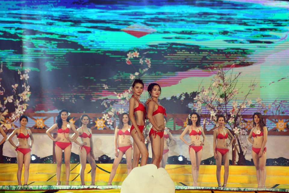  比基尼泳衣秀。越通社记者潘俊英 摄