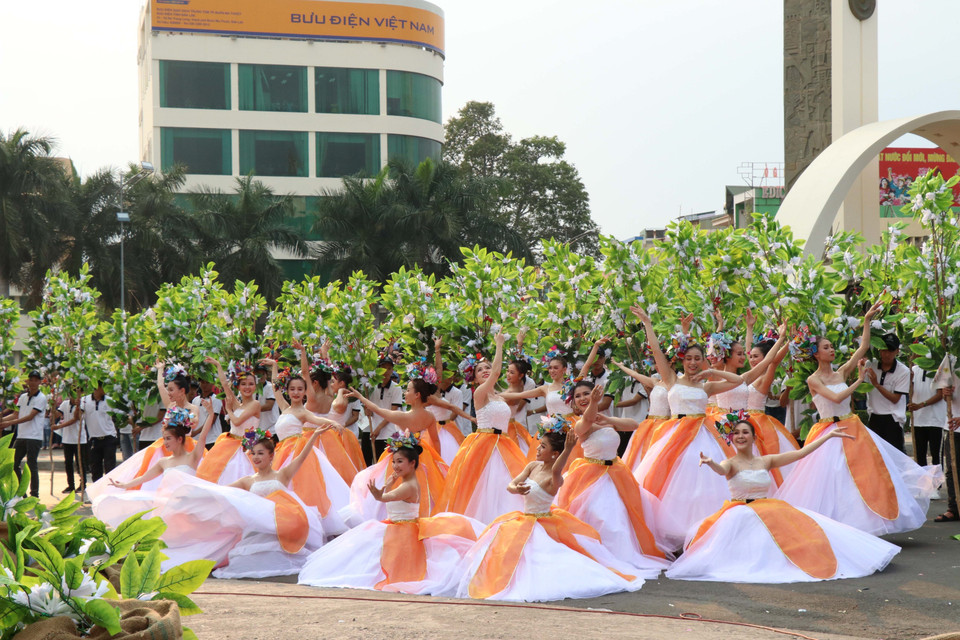 街头艺术节在得乐省邦美蜀市举行，吸引1500人参加。越通社记者俊英 摄