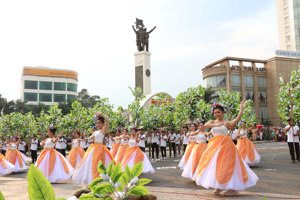 街头艺术节在得乐省邦美蜀市举行，吸引1500人参加。越通社记者俊英 摄