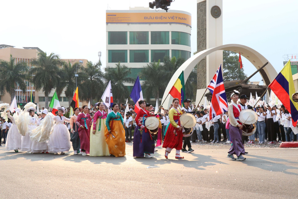 街头艺术节在得乐省邦美蜀市举行，吸引1500人参加。越通社记者俊英 摄