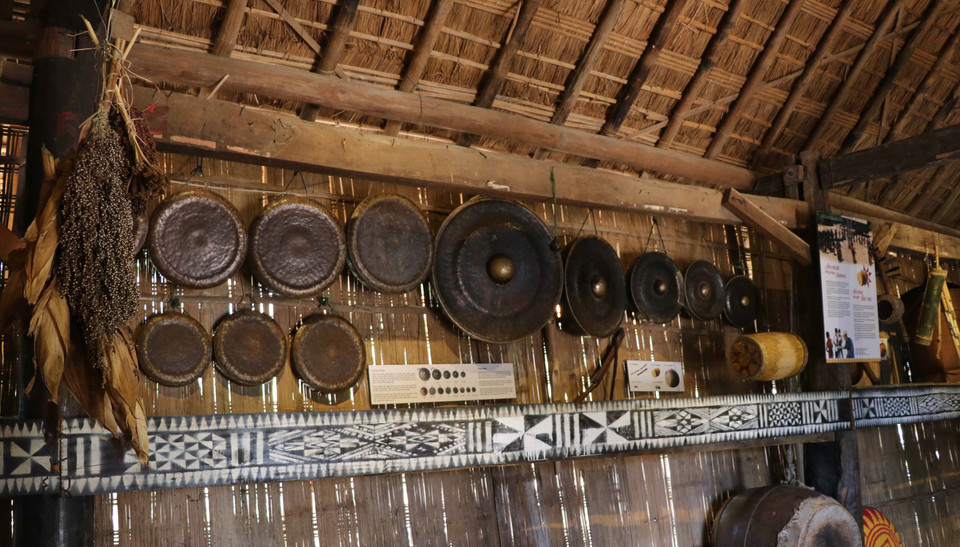  文化活动室摆着许多锣钲。越通社记者鸿蝶 摄