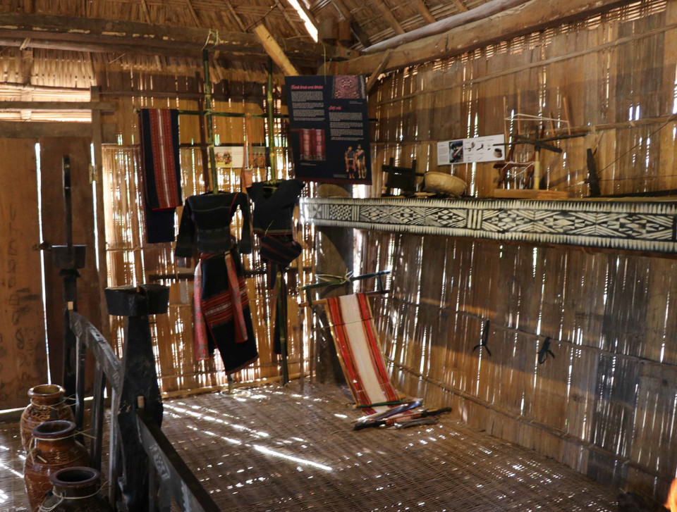  文化活动室摆着许多具有西原地区特色的生活用品。越通社记者鸿蝶 摄