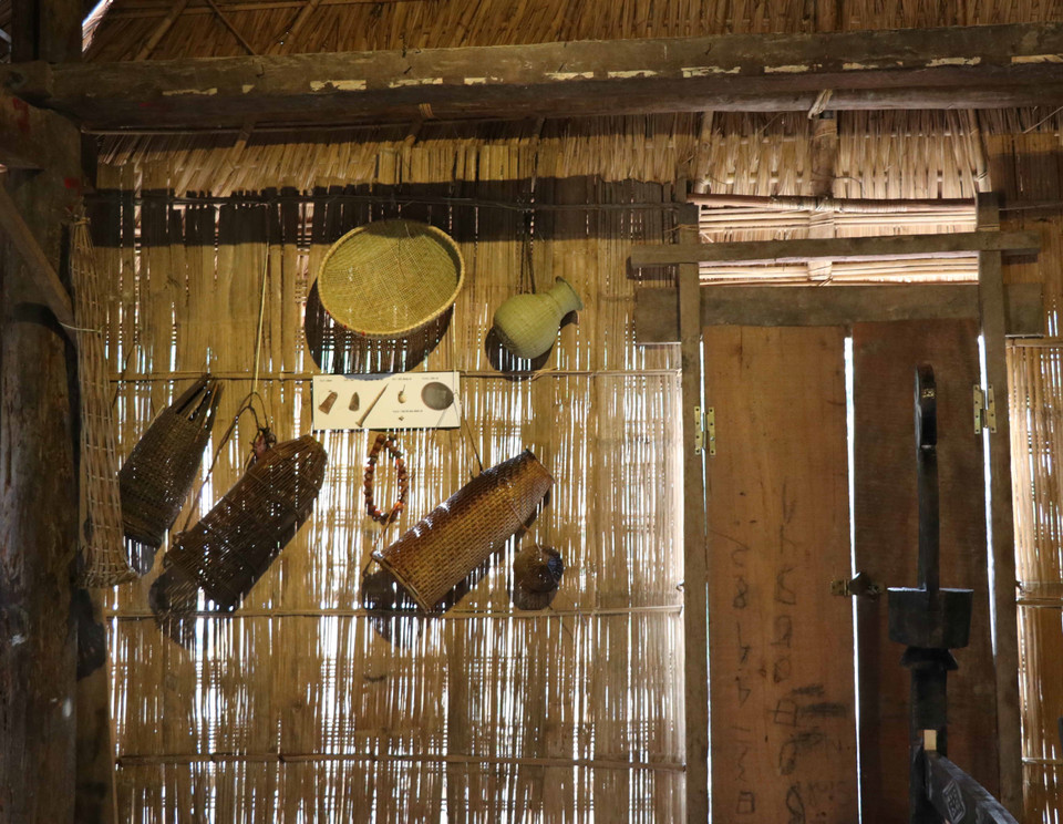  文化活动室摆着许多具有西原地区特色的生活用品。越通社记者鸿蝶 摄