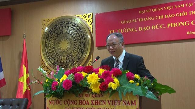 前中央理论委员会委员黄志宝​同侨胞们交谈（图片来源：人民报）