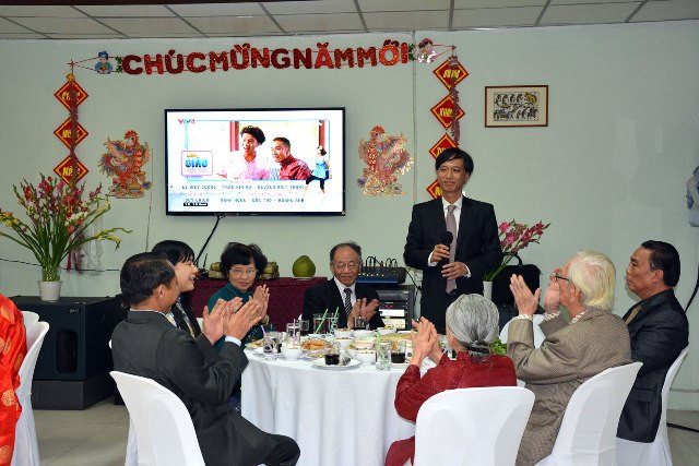 阮必成大使向侨胞们致以新年祝福（图片来源：人民报）