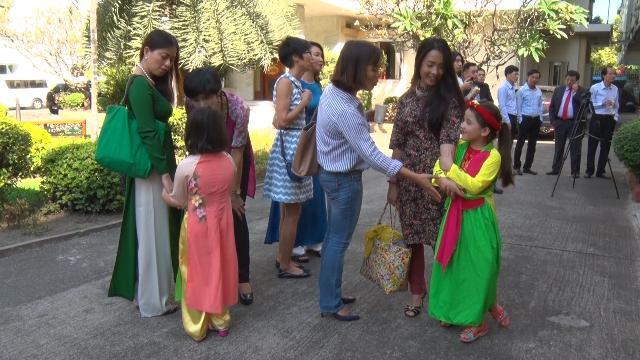 这是越侨们互相交流，共度新春的良机（图片来源：人民报）