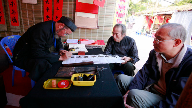 2017年春节书法活动吸引近100名书法家参加（图片来源：年轻人报）