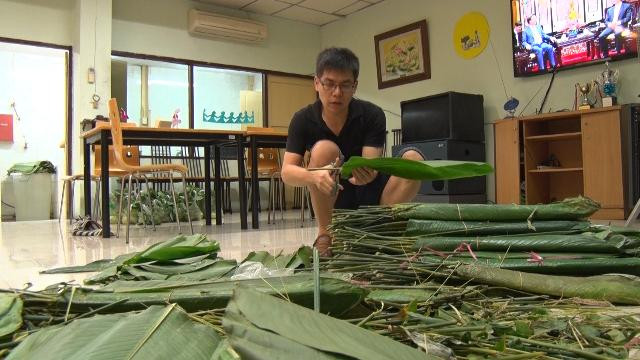 旅居泰国越南人精心准备包粽子的原料（图片来源：人民报）