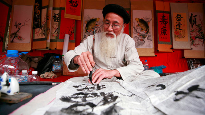 参加今年春节书法活动的年长书法家（图片来源：年轻人报）