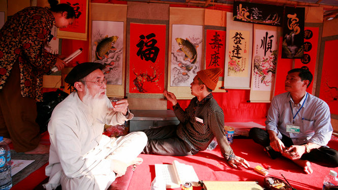 书法家们互相交流学习书法经验（图片来源：年轻人报）