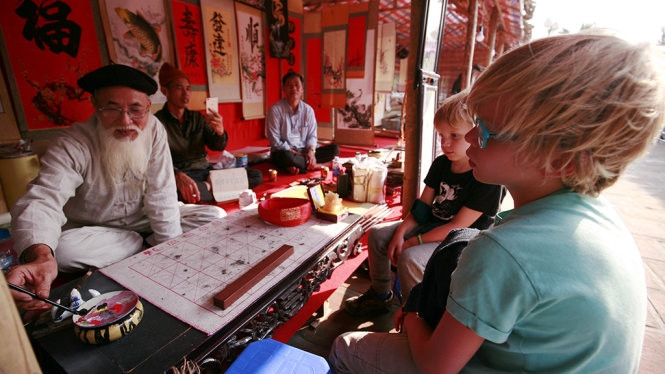 前来求字的外国儿童（图片来源：年轻人报）