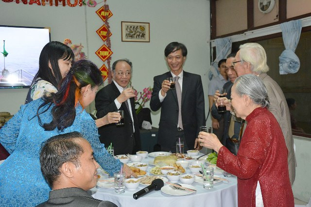 阮必成大使向侨胞们致以新年祝福（图片来源：人民报）