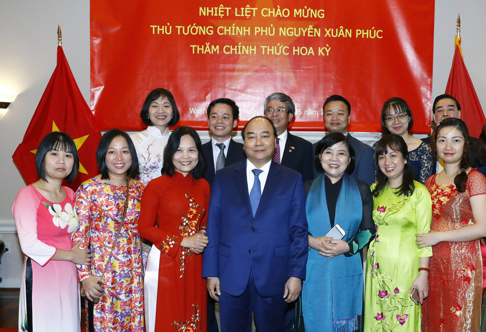 阮春福与越南驻美国大使馆干部人员合影。（图片来源：越通社）