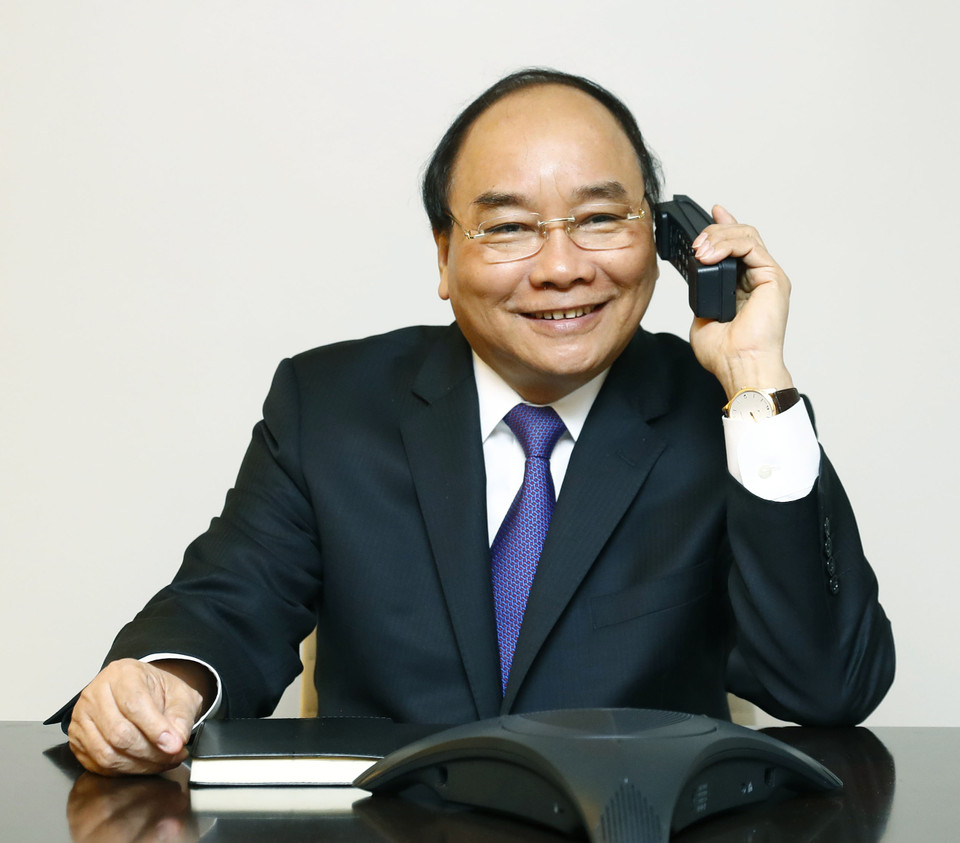 阮春福总理与美国议员通电话。（图片来源：越通社）