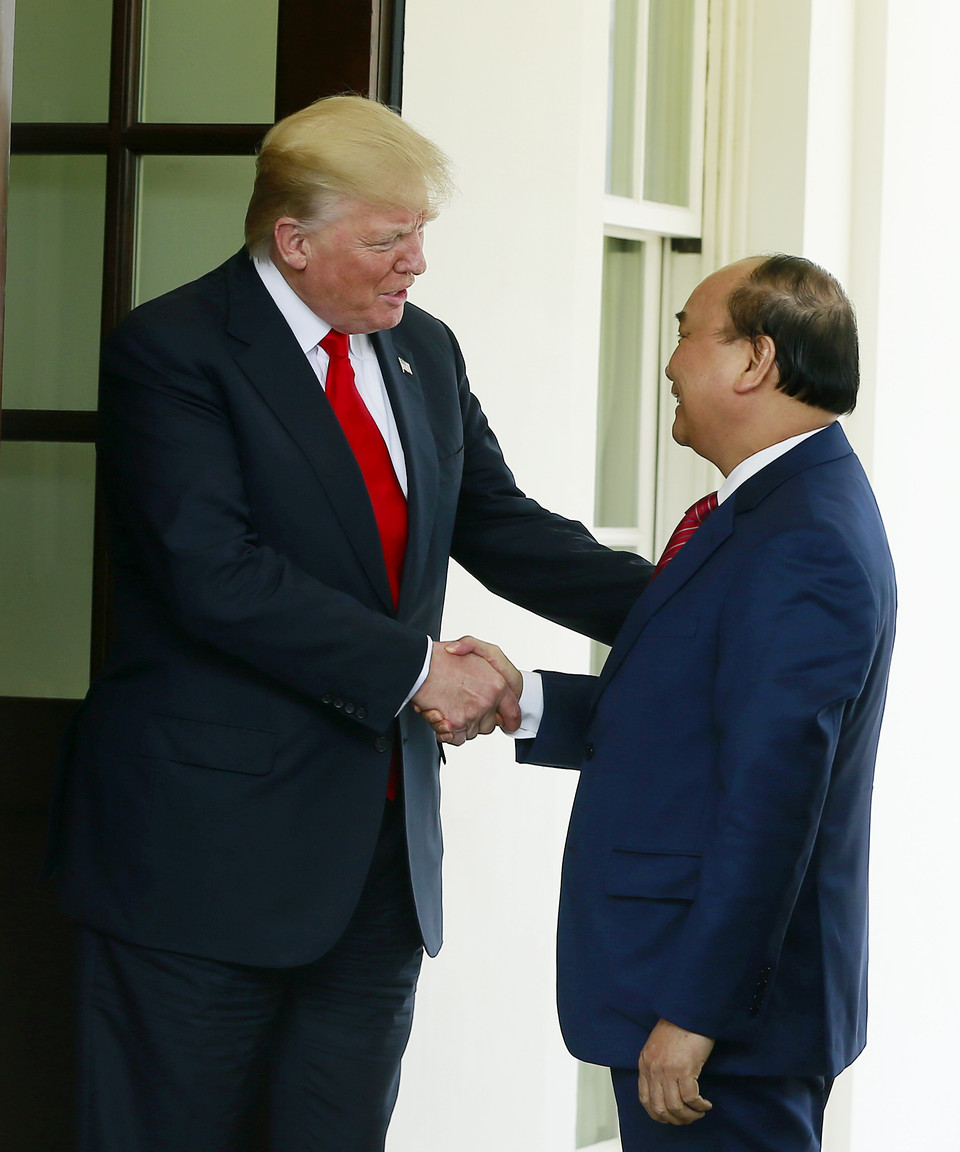 在举行会谈之前，特朗普在白宫西门亲自迎接阮春福。（图片来源：越通社）