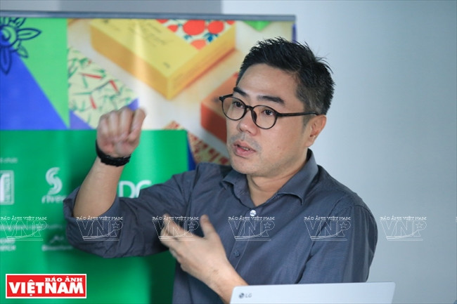 韩国设计师分享应用生产、经营等活动的设计经验。图自《越南画报》