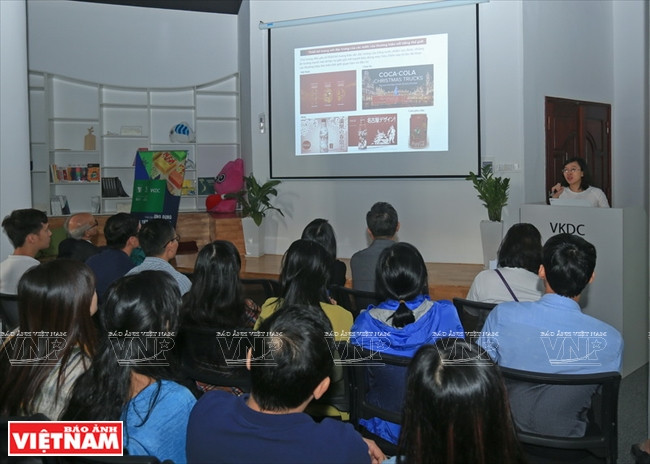 越南韩国设计中心（VKDC）是通过研讨会、事件、设计培训等许多活动，支持越南企业确立自己的地位和声誉的熟悉地址。图自《越南画报》