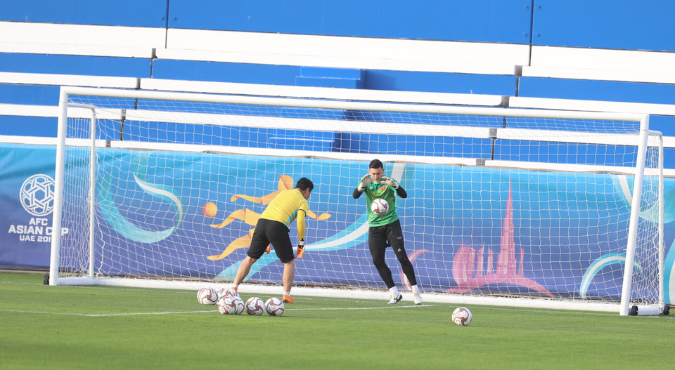 球员们在体育场练球。图自越通社