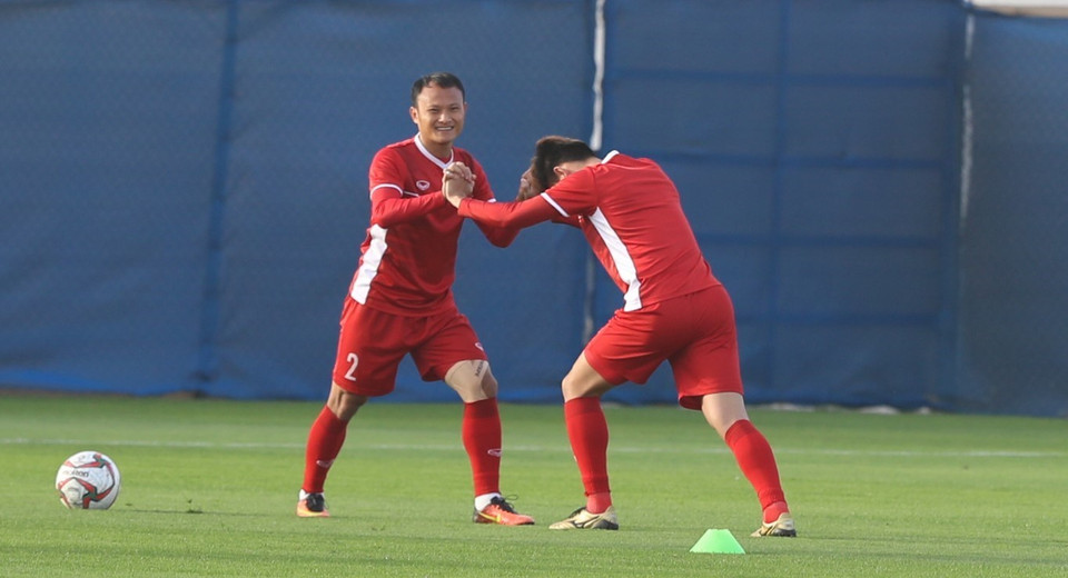 球员们在体育场练球。图自越通社