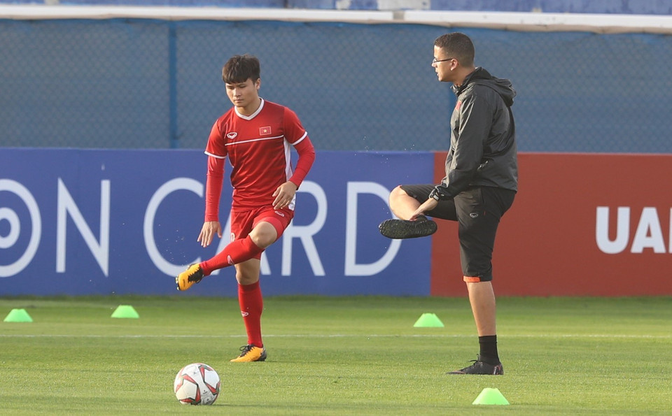 球员们在体育场练球。图自越通社