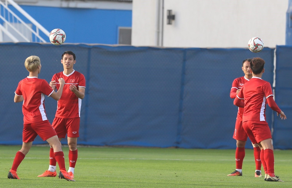 球员们在体育场练球。图自越通社