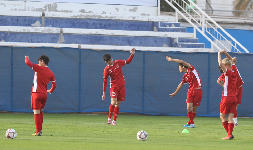 球员们在体育场练球。图自越通社